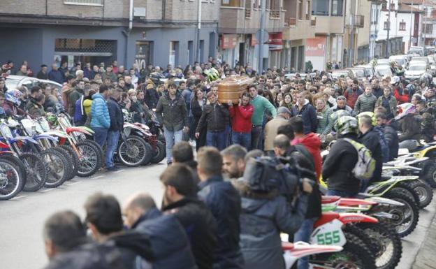 Las motos hicieron el pasillo de honor al féretro de Enol Megido.