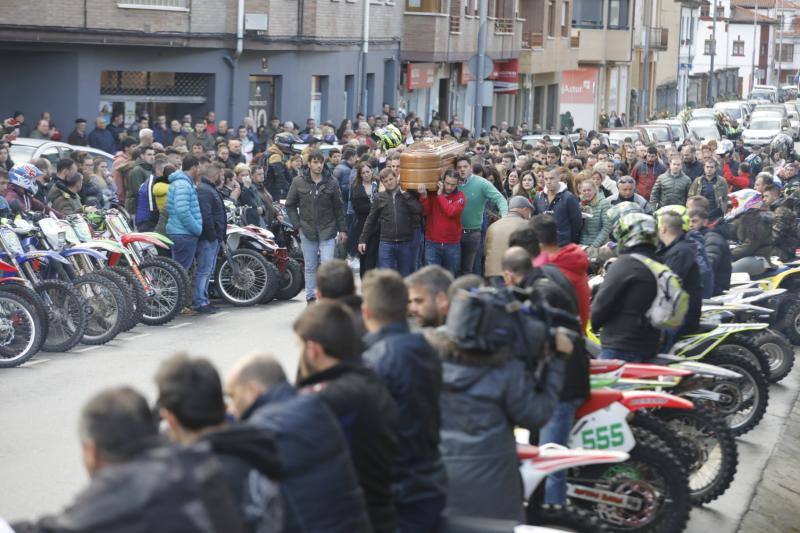 Silencio y rugido de motores. Una extraña pero esta tarde emotiva combinación fue la que ofrecieron esta tarde amigos y familiares del joven piloto asturiano para honrar su memoria. Su casco en alto. Su recuerdo presente. Y Cabañaquinta lloró la temprana marcha de un chaval de 19 años con toda una vida, motera, por delante.