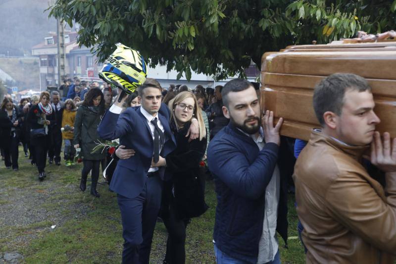 Silencio y rugido de motores. Una extraña pero esta tarde emotiva combinación fue la que ofrecieron esta tarde amigos y familiares del joven piloto asturiano para honrar su memoria. Su casco en alto. Su recuerdo presente. Y Cabañaquinta lloró la temprana marcha de un chaval de 19 años con toda una vida, motera, por delante.