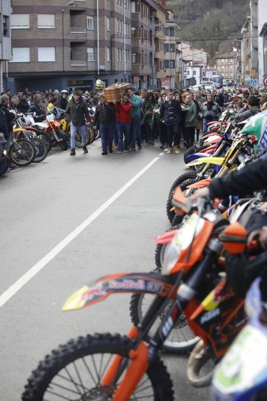 Silencio y rugido de motores. Una extraña pero esta tarde emotiva combinación fue la que ofrecieron esta tarde amigos y familiares del joven piloto asturiano para honrar su memoria. Su casco en alto. Su recuerdo presente. Y Cabañaquinta lloró la temprana marcha de un chaval de 19 años con toda una vida, motera, por delante.