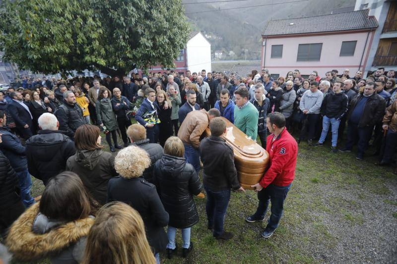 Silencio y rugido de motores. Una extraña pero esta tarde emotiva combinación fue la que ofrecieron esta tarde amigos y familiares del joven piloto asturiano para honrar su memoria. Su casco en alto. Su recuerdo presente. Y Cabañaquinta lloró la temprana marcha de un chaval de 19 años con toda una vida, motera, por delante.