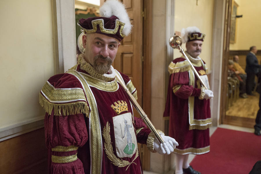 Vicente Álvarez Areces recibió a título póstumo el reconocimientp de Hijo Predilecto de la villa de Gijón. Junto a él se ha distinguido al Hospital de Cabueñes, al que se ha concedido la Medalla de Oro, y cinco personas y entidades galardonadas con sendas medallas de plata: Luis Manuel Flórez García 'Floro', la asociación de Gais, Lesbianas, Transexuales y Bisexuales 'Xega', la Unión de Comerciantes, Tita Caravera, Soledad Lafuente y Luis Miguel Piñera.