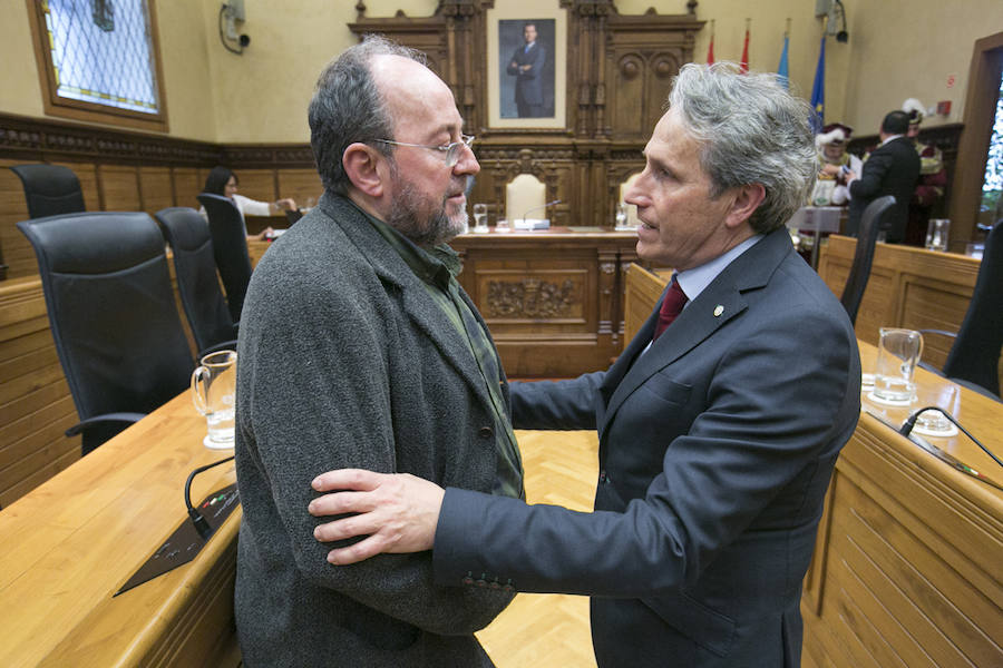 Vicente Álvarez Areces recibió a título póstumo el reconocimientp de Hijo Predilecto de la villa de Gijón. Junto a él se ha distinguido al Hospital de Cabueñes, al que se ha concedido la Medalla de Oro, y cinco personas y entidades galardonadas con sendas medallas de plata: Luis Manuel Flórez García 'Floro', la asociación de Gais, Lesbianas, Transexuales y Bisexuales 'Xega', la Unión de Comerciantes, Tita Caravera, Soledad Lafuente y Luis Miguel Piñera.