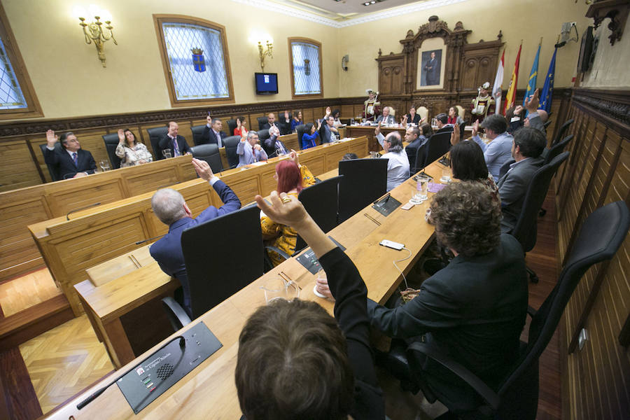 Vicente Álvarez Areces recibió a título póstumo el reconocimientp de Hijo Predilecto de la villa de Gijón. Junto a él se ha distinguido al Hospital de Cabueñes, al que se ha concedido la Medalla de Oro, y cinco personas y entidades galardonadas con sendas medallas de plata: Luis Manuel Flórez García 'Floro', la asociación de Gais, Lesbianas, Transexuales y Bisexuales 'Xega', la Unión de Comerciantes, Tita Caravera, Soledad Lafuente y Luis Miguel Piñera.