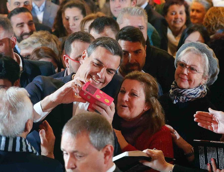 El secretario general del PSOE, Pedro Sánchez, participa en un acto en Gijón con los candidatos del partido al Congreso, Adriana Lastra, la presidencia de Asturias, Adrián Barbón y la Alcaldía de Gijón, Ana González. 