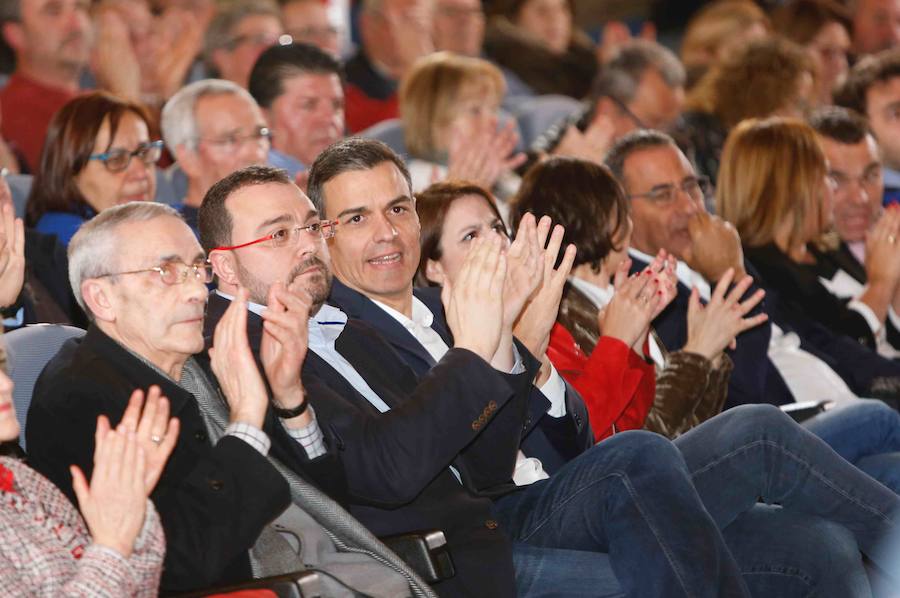 El secretario general del PSOE, Pedro Sánchez, participa en un acto en Gijón con los candidatos del partido al Congreso, Adriana Lastra, la presidencia de Asturias, Adrián Barbón y la Alcaldía de Gijón, Ana González. 