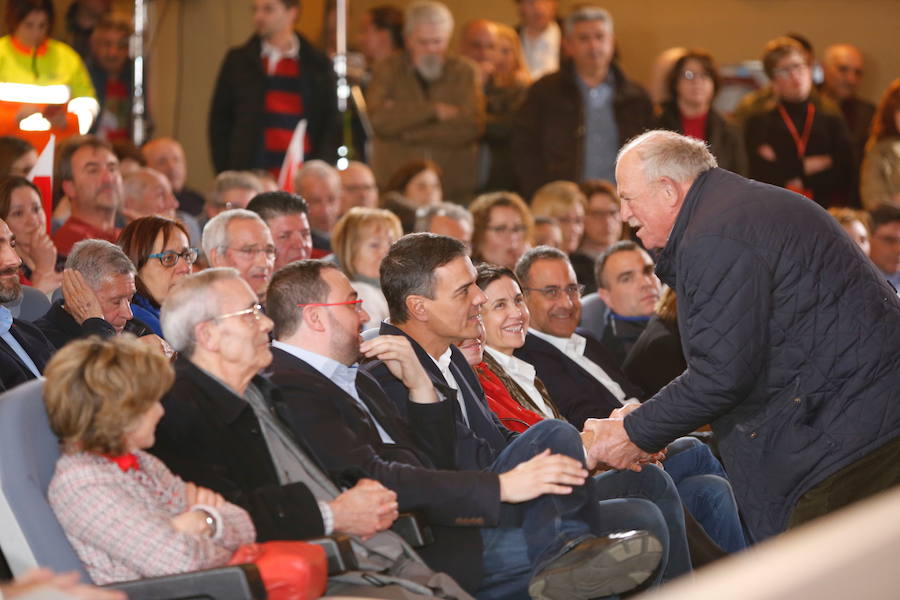 El secretario general del PSOE, Pedro Sánchez, participa en un acto en Gijón con los candidatos del partido al Congreso, Adriana Lastra, la presidencia de Asturias, Adrián Barbón y la Alcaldía de Gijón, Ana González. 