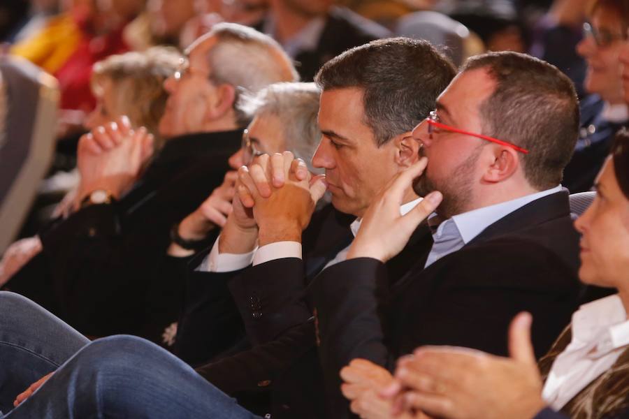 El secretario general del PSOE, Pedro Sánchez, participa en un acto en Gijón con los candidatos del partido al Congreso, Adriana Lastra, la presidencia de Asturias, Adrián Barbón y la Alcaldía de Gijón, Ana González. 