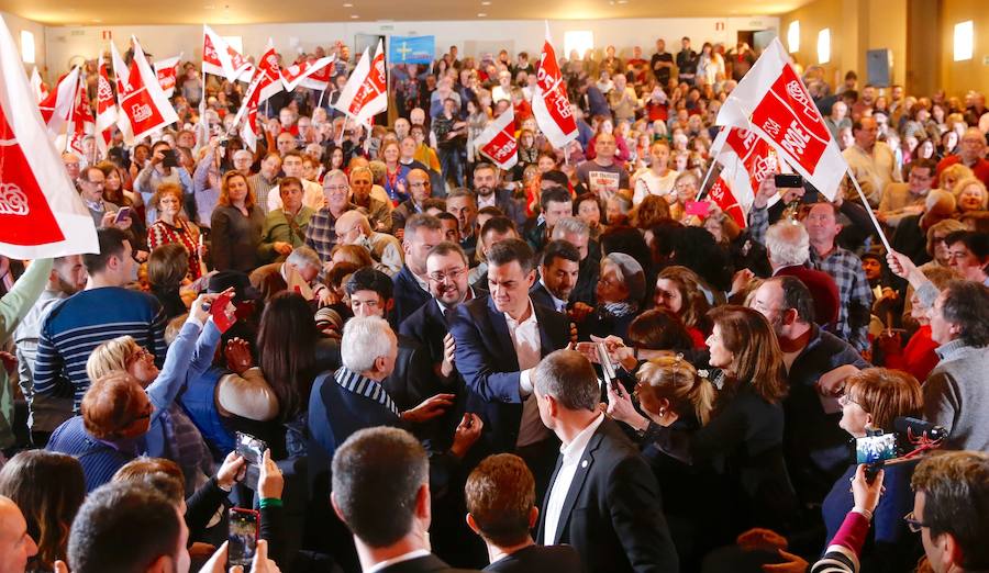 El secretario general del PSOE, Pedro Sánchez, participa en un acto en Gijón con los candidatos del partido al Congreso, Adriana Lastra, la presidencia de Asturias, Adrián Barbón y la Alcaldía de Gijón, Ana González. 