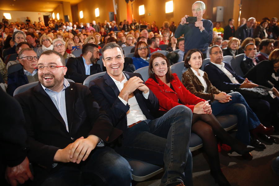 El secretario general del PSOE, Pedro Sánchez, participa en un acto en Gijón con los candidatos del partido al Congreso, Adriana Lastra, la presidencia de Asturias, Adrián Barbón y la Alcaldía de Gijón, Ana González. 