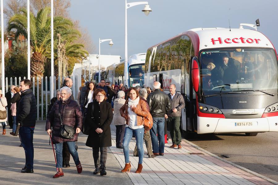 Trabajadores de Alcoa, de las subcontratas de Hunosa, pescadores... Representantes de diversos colectivos profesionales se han concentrado a las puertas del ferial Luis Adaro de Gijón para trasladar sus reivindicaciones al presidente del Gobierno, Pedro Sánchez, que participa en un mitin. También esperaban su llegada simpatizantes y militantes del PSOE.