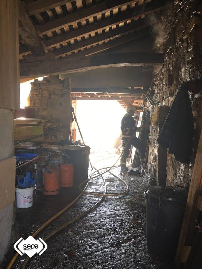 Un hombre resultó quemado levemente en una mano. El fuego calcinó por completo un pajar y afectó también al tejado de la vivienda contigua.