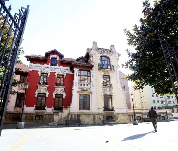 La Fundación Gustavo Bueno ocupa el palacete, antiguo Sanatorio Miñor. 