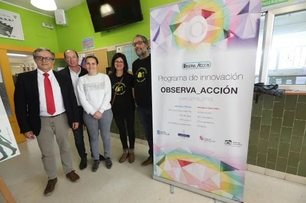 Algunos docentes visitantes con Oswaldo López junto al cartel. 