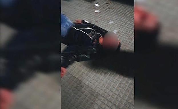 El vídeo de la brutal agresión a un joven en León al grito de «maricón de mierda»