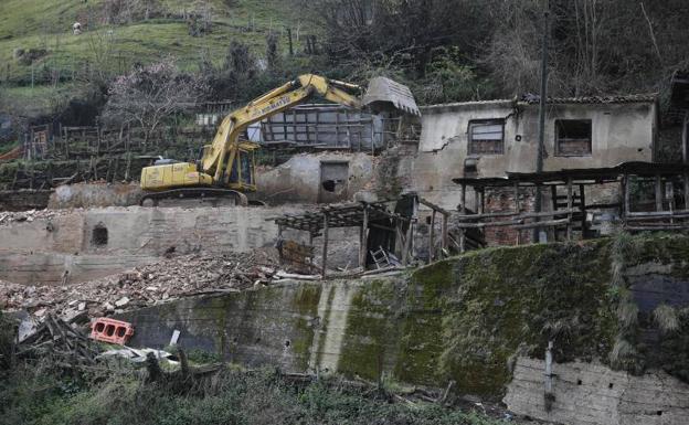 Derribo de unas casa de Sotrondio. 