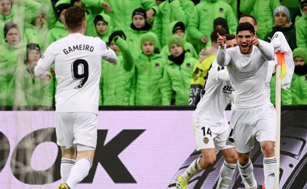 Guedes celebra, sin camiseta, el gol de la clasificación con Gameiro, su asistente