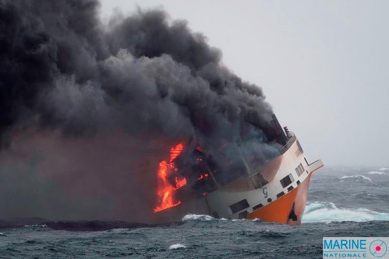 Un buque de carga italiano se hundió a unos 330 kilómetros de la costa atlántica occidental de Francia el martes, después de que barcos de rescate no pudieran apagar un incendio que se declaró el domingo, informaron las autoridades francesas