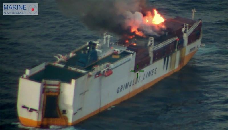 Un buque de carga italiano se hundió a unos 330 kilómetros de la costa atlántica occidental de Francia el martes, después de que barcos de rescate no pudieran apagar un incendio que se declaró el domingo, informaron las autoridades francesas