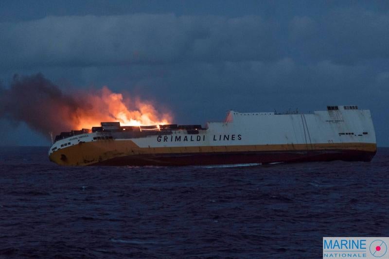 Un buque de carga italiano se hundió a unos 330 kilómetros de la costa atlántica occidental de Francia el martes, después de que barcos de rescate no pudieran apagar un incendio que se declaró el domingo, informaron las autoridades francesas