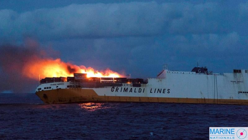 Un buque de carga italiano se hundió a unos 330 kilómetros de la costa atlántica occidental de Francia el martes, después de que barcos de rescate no pudieran apagar un incendio que se declaró el domingo, informaron las autoridades francesas