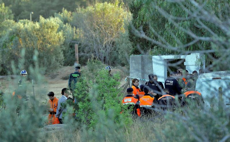 Más de cien efectivos de Guardia Civil, Policía Nacional y Local, voluntarios de Protección Civil y bomberos con perros especializados en hallar personas vivas y fallecidas han participado en la búsqueda de los dos niños desaparecidos en Godella (Valencia). Finalmente, sus cuerpos sin vida han sido encontrados cerca de su vivienda, semienterrados.