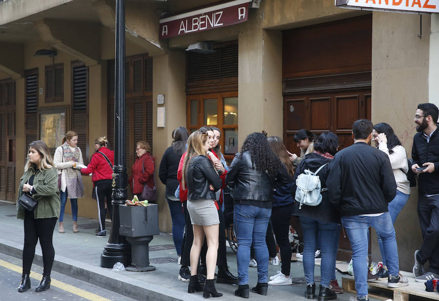 Decenas de personas aguardan desde primera hora de la tarde para a las puertas del Teatro Albéniz de Gijón, donde antes de las 22 horas comenzará el concierto de Alfred. 