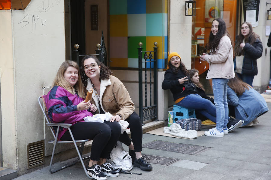 Decenas de personas aguardan desde primera hora de la tarde para a las puertas del Teatro Albéniz de Gijón, donde antes de las 22 horas comenzará el concierto de Alfred. 