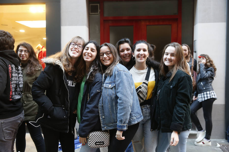 Decenas de personas aguardan desde primera hora de la tarde para a las puertas del Teatro Albéniz de Gijón, donde antes de las 22 horas comenzará el concierto de Alfred. 