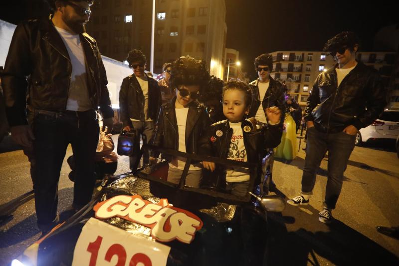 Las calles de Mieres acogieron anoche el desfile del 'Gran Antroxu' del concejo, que llega con una semana de retraso para que la celebración no coincidiese con la huelga del pasado 8 de marzo, día internacional de la mujer. La caravana de disfraces y color partió de La Mayacina hasta el Parque de Jovellanos. También hubo cortejo a 'La Truchona Escanciadora del Caudal' en el carro mortuorio, con acompañamiento de los fantasmas y charangas.