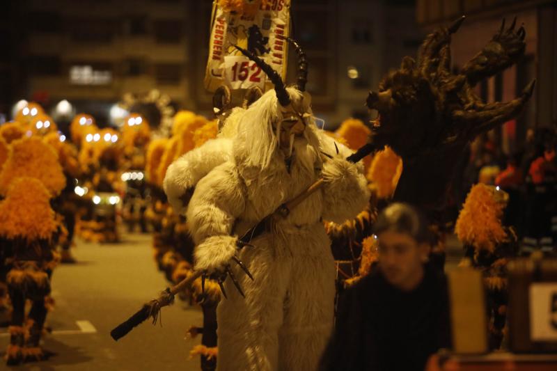 Las calles de Mieres acogieron anoche el desfile del 'Gran Antroxu' del concejo, que llega con una semana de retraso para que la celebración no coincidiese con la huelga del pasado 8 de marzo, día internacional de la mujer. La caravana de disfraces y color partió de La Mayacina hasta el Parque de Jovellanos. También hubo cortejo a 'La Truchona Escanciadora del Caudal' en el carro mortuorio, con acompañamiento de los fantasmas y charangas.