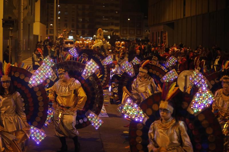 Las calles de Mieres acogieron anoche el desfile del 'Gran Antroxu' del concejo, que llega con una semana de retraso para que la celebración no coincidiese con la huelga del pasado 8 de marzo, día internacional de la mujer. La caravana de disfraces y color partió de La Mayacina hasta el Parque de Jovellanos. También hubo cortejo a 'La Truchona Escanciadora del Caudal' en el carro mortuorio, con acompañamiento de los fantasmas y charangas.