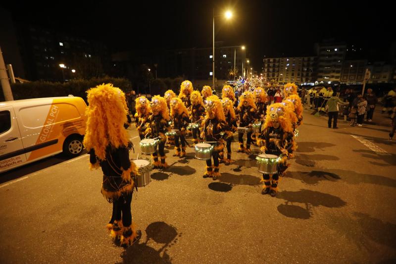 Las calles de Mieres acogieron anoche el desfile del 'Gran Antroxu' del concejo, que llega con una semana de retraso para que la celebración no coincidiese con la huelga del pasado 8 de marzo, día internacional de la mujer. La caravana de disfraces y color partió de La Mayacina hasta el Parque de Jovellanos. También hubo cortejo a 'La Truchona Escanciadora del Caudal' en el carro mortuorio, con acompañamiento de los fantasmas y charangas.