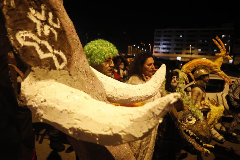 Las calles de Mieres acogieron anoche el desfile del 'Gran Antroxu' del concejo, que llega con una semana de retraso para que la celebración no coincidiese con la huelga del pasado 8 de marzo, día internacional de la mujer. La caravana de disfraces y color partió de La Mayacina hasta el Parque de Jovellanos. También hubo cortejo a 'La Truchona Escanciadora del Caudal' en el carro mortuorio, con acompañamiento de los fantasmas y charangas.