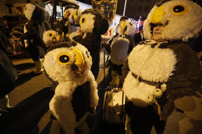 Las calles de Mieres acogieron anoche el desfile del 'Gran Antroxu' del concejo, que llega con una semana de retraso para que la celebración no coincidiese con la huelga del pasado 8 de marzo, día internacional de la mujer. La caravana de disfraces y color partió de La Mayacina hasta el Parque de Jovellanos. También hubo cortejo a 'La Truchona Escanciadora del Caudal' en el carro mortuorio, con acompañamiento de los fantasmas y charangas.