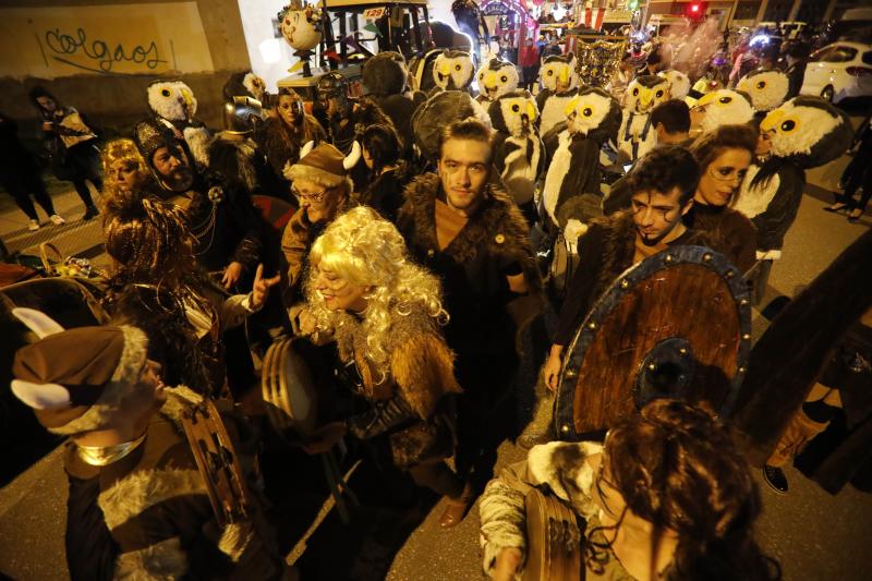 Las calles de Mieres acogieron anoche el desfile del 'Gran Antroxu' del concejo, que llega con una semana de retraso para que la celebración no coincidiese con la huelga del pasado 8 de marzo, día internacional de la mujer. La caravana de disfraces y color partió de La Mayacina hasta el Parque de Jovellanos. También hubo cortejo a 'La Truchona Escanciadora del Caudal' en el carro mortuorio, con acompañamiento de los fantasmas y charangas.