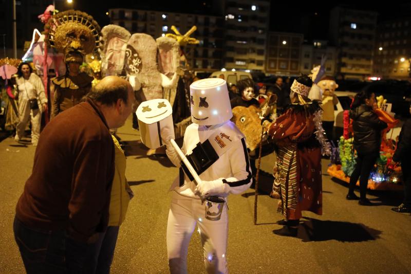 Las calles de Mieres acogieron anoche el desfile del 'Gran Antroxu' del concejo, que llega con una semana de retraso para que la celebración no coincidiese con la huelga del pasado 8 de marzo, día internacional de la mujer. La caravana de disfraces y color partió de La Mayacina hasta el Parque de Jovellanos. También hubo cortejo a 'La Truchona Escanciadora del Caudal' en el carro mortuorio, con acompañamiento de los fantasmas y charangas.