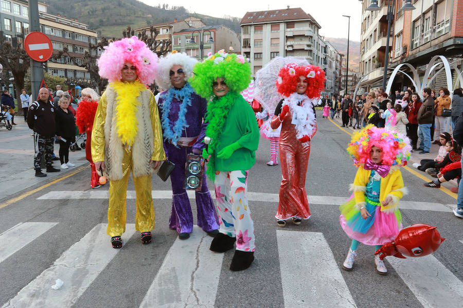 La Montaña Central de Asturias despide las fiestas del carnaval con el desfile del Antroxu de Pola Lena