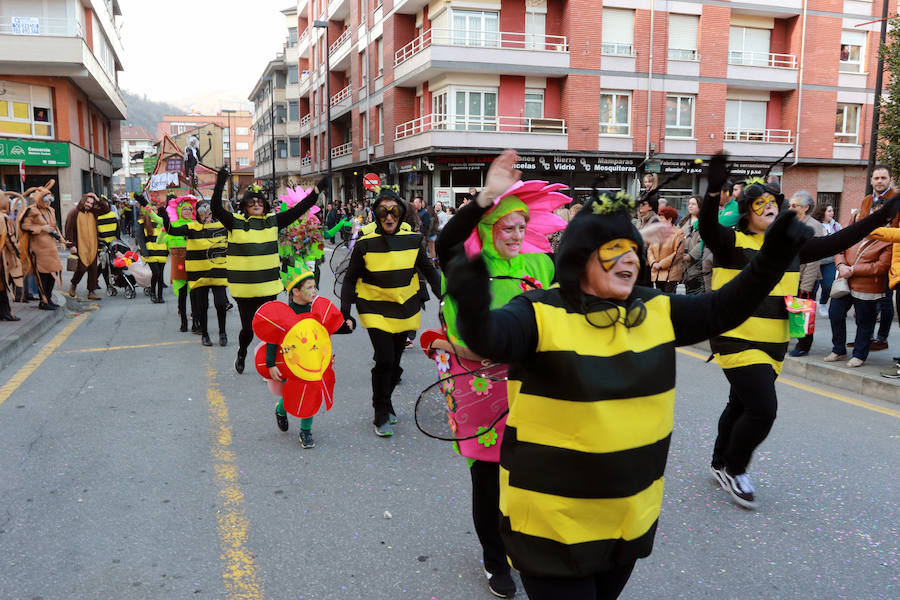 La Montaña Central de Asturias despide las fiestas del carnaval con el desfile del Antroxu de Pola Lena