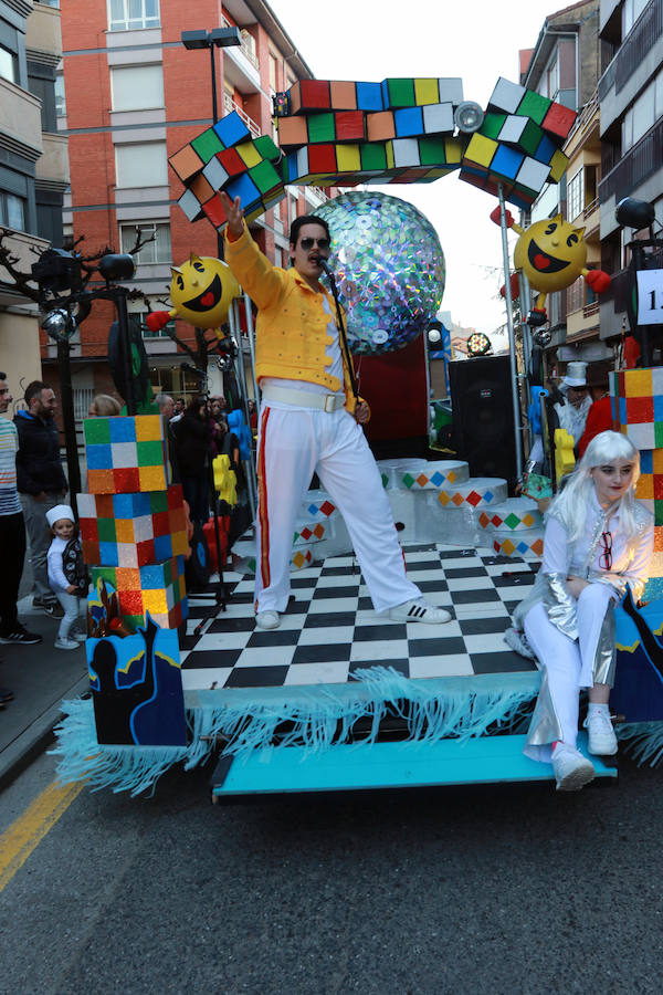 La Montaña Central de Asturias despide las fiestas del carnaval con el desfile del Antroxu de Pola Lena