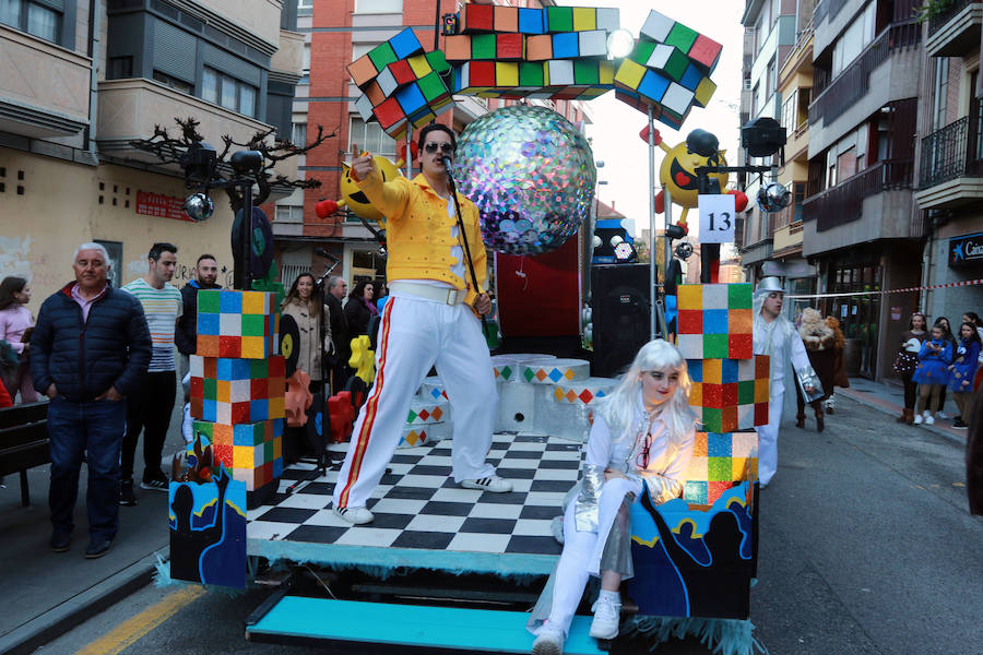 La Montaña Central de Asturias despide las fiestas del carnaval con el desfile del Antroxu de Pola Lena