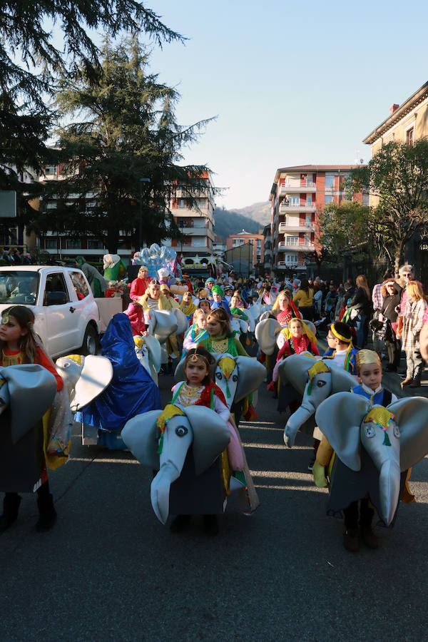 La Montaña Central de Asturias despide las fiestas del carnaval con el desfile del Antroxu de Pola Lena