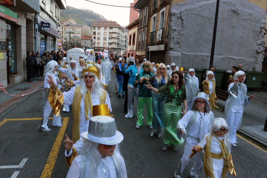 La Montaña Central de Asturias despide las fiestas del carnaval con el desfile del Antroxu de Pola Lena