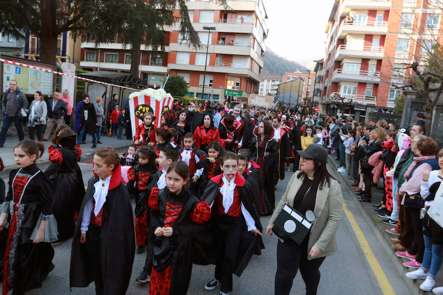 La Montaña Central de Asturias despide las fiestas del carnaval con el desfile del Antroxu de Pola Lena