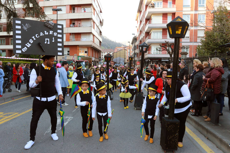 La Montaña Central de Asturias despide las fiestas del carnaval con el desfile del Antroxu de Pola Lena