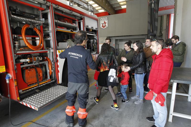 Los bomberos de Gijón celebran a su patrona abriendo las depedencias del parque a la ciudadanía. Quienes más disfrutan de la visita son los pequeños, que no dudan en experimentar con cada una de las herramientas de trabajo de estos profesionales.
