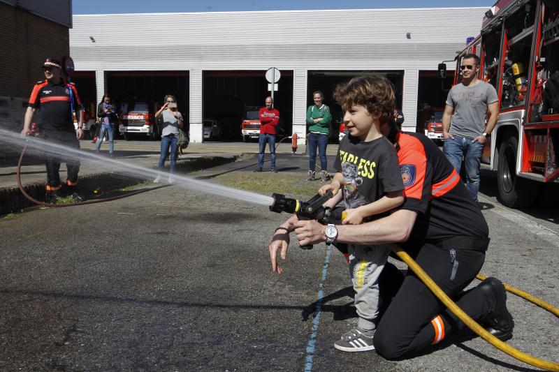Los bomberos de Gijón celebran a su patrona abriendo las depedencias del parque a la ciudadanía. Quienes más disfrutan de la visita son los pequeños, que no dudan en experimentar con cada una de las herramientas de trabajo de estos profesionales.