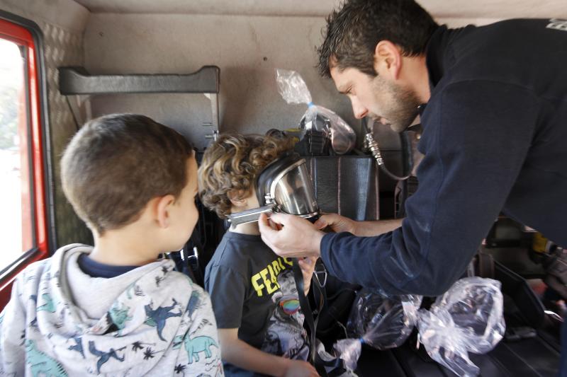 Los bomberos de Gijón celebran a su patrona abriendo las depedencias del parque a la ciudadanía. Quienes más disfrutan de la visita son los pequeños, que no dudan en experimentar con cada una de las herramientas de trabajo de estos profesionales.