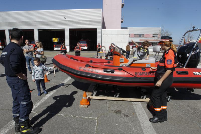 Los bomberos de Gijón celebran a su patrona abriendo las depedencias del parque a la ciudadanía. Quienes más disfrutan de la visita son los pequeños, que no dudan en experimentar con cada una de las herramientas de trabajo de estos profesionales.