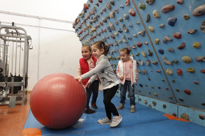 Los bomberos de Gijón celebran a su patrona abriendo las depedencias del parque a la ciudadanía. Quienes más disfrutan de la visita son los pequeños, que no dudan en experimentar con cada una de las herramientas de trabajo de estos profesionales.